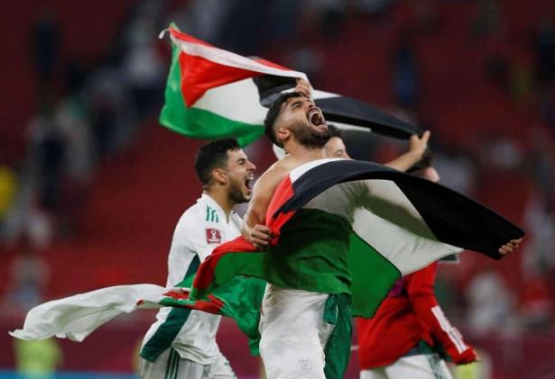الجزائر تهدي كأسها لفلسطين