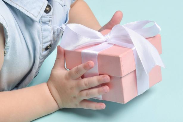ما هو أثر الهدايا على تربية الأطفال؟ وما هي أضرارها نفسيا وتربويا؟