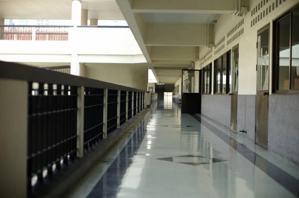 ما هي الصعوبات التي تترتب على الطلبة العرب في مراحل الدراسة من الثانويات حتى الجامعة؟