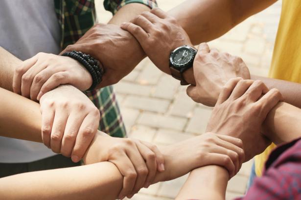 ما هو دور المجموعات والحراكات الشبابية في رفع التوعية حول الانترنت الامن؟