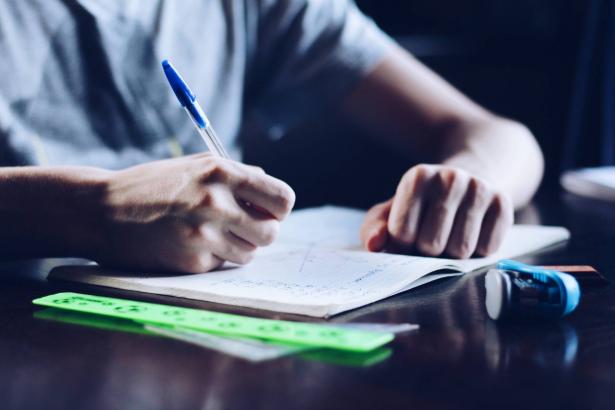 د. أيمن إغبارية تقليص امتحانات البجروت واستبدالها بوظائف هل تصب في مصلحة الطلاب؟