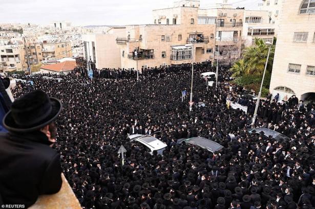إغلاق محاور في وسط البلاد والتخوف من حوادث تدافع بسبب جنازة الحاخام كنييفسكي