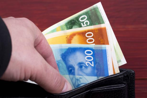 إجراء ينص على تحديد المبالغ الماديّة النقدية للمواطنين في البلاد..