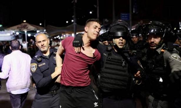 القدس| توتر في  باب العامود إثر الصدامات التي وقعت بين الشبان الفلسطينيين والشرطة الاسرائيلية.