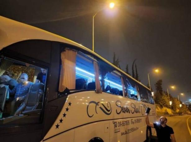القدس| مستوطنون رشقوا حافلة من الناصرة، والشرطة خالفت المقدسيين الذين حضروا لنجدتهم