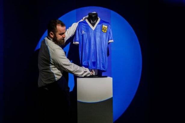 قميص لمارادونا يباع بسعر قياسي ارتداه بمباراة سجل فيها هدفاً بيده!