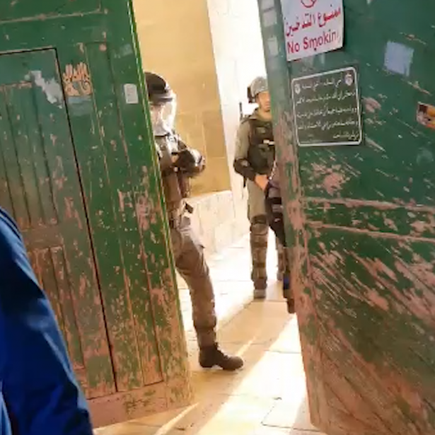 مواجهات وإصابات في الأقصى بعد صلاة الفجر ومحاصرة مصلين داخل المصلى القبلي