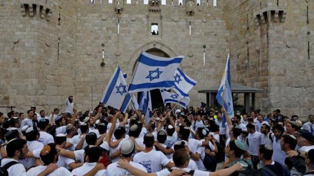 وزير الأمن الداخلي الإسرائيلي يسمح لمسيرة الأعلام بالمرور من باب العامود والبلدة القديمة