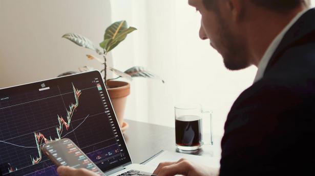 وول ستريت في سوق دب او سوق الأسهم المتداعية, ماذا تعني وماذا علينا ان نتوقع؟