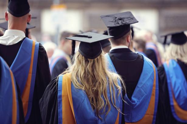 كيف نتعامل مع متطلبات أبنائنا الكثيرة لحفلات التخرج؟