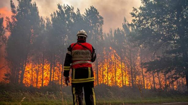 16 ألف مواطن يتركون بيوتهم في فرنسا بسبب الحرارة والحرائق!