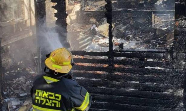 طواقم الإطفاء والإنقاذ تعمل على إخماد حريق شب في منزل بمدينة الرملة