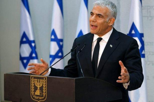 رئيس الوزراء يائير لبيد يهاتف الرئيس الفلسطيني محمود عباس ويتبادلان التهاني