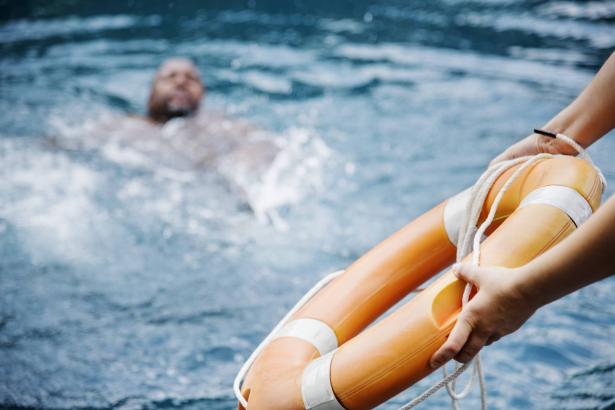 رجل مسن بحالة خطيرة جراء تعرضه للغرق في بركة سباحة في طبريا