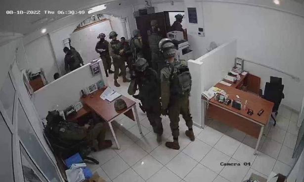 القوات الإسرائيلية تقتحم مؤسسات فلسطينية بعد أن صنفها غانتس بالإرهابية (حوار خاص)