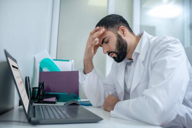 بعد التوصل الى اتفاق: سحب الاستقالات الجماعية التي قدمها الأطباء المتخصصين