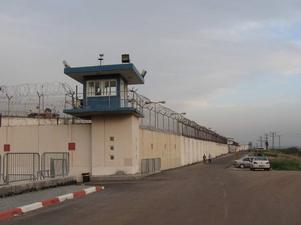 وسائل اعلام عبرية: فتاة تطعن مجندة خلال زيارة الأهالي في سجن رامون