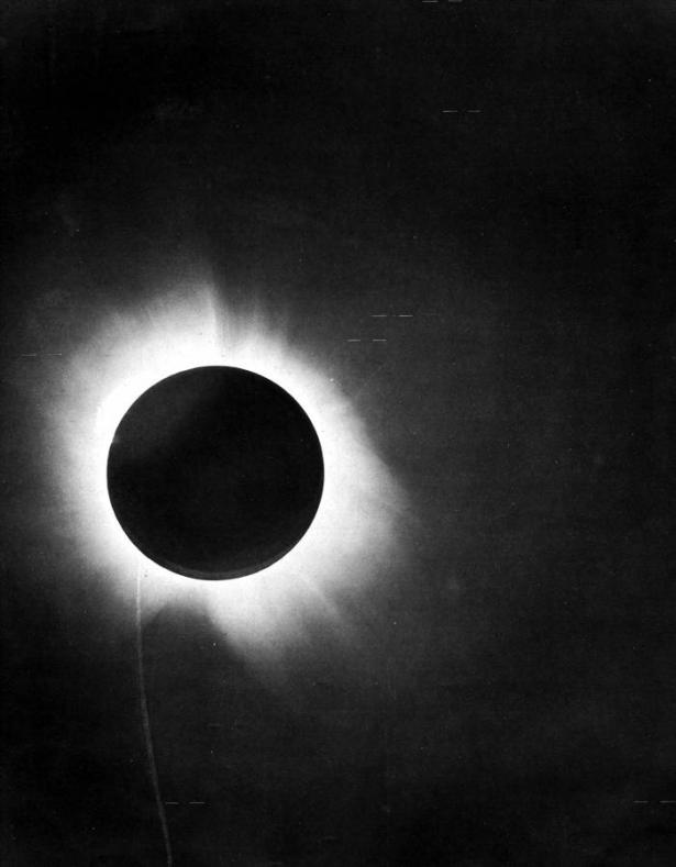 بواسطة فرانك واتسون دايسون - F. W. Dyson, A. S. Eddington, and C. Davidson (1920). "A Determination of the Deflection of Light by the Sun's Gravitational Field, from Observations Made at the Total Eclipse of May 29, 1919". Philosophical Transactions of the Royal Society A: 332. ISSN 1364-503X. وملكية عامة وhttps://commons.wikimedia.org/w/index.php?curid=182028