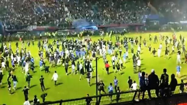 مأساة في أندونيسيا: مصرع أكثر من 170 شخصًا جراء تدافع في مبارة كرة قدم