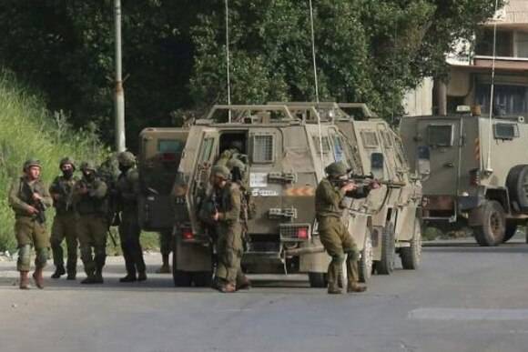 نابلس: إصابة شاب برصاص الجيش الاسرائيلي بزعم إلقاء زجاجات حارقة