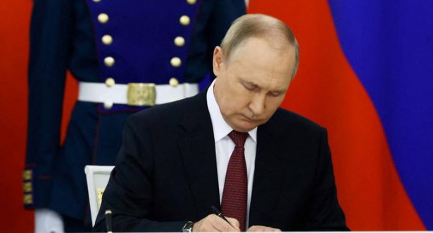 بوتين يوقع على قانون روسي لضم مناطق أوكرانية، وبوادر حرب نووية بالأفق