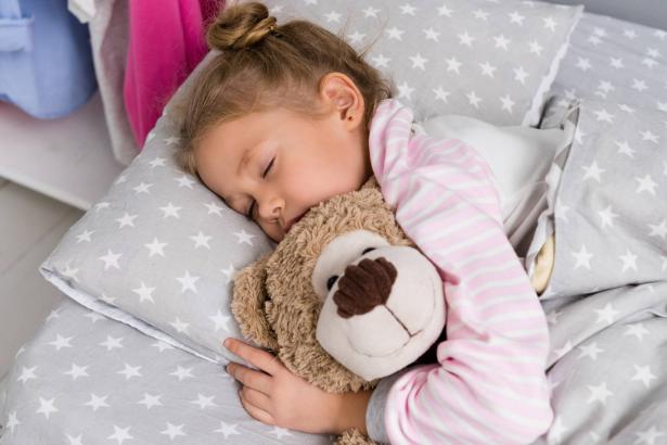 عن أهمية النوم المبكر للأطفال