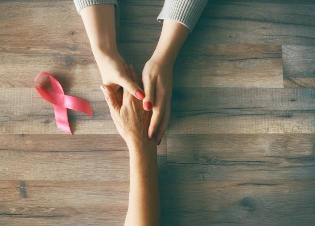 ما هي أهمية الدعم النفسي ومرافقة مريضات سرطان الثدي برحلة علاجهم؟