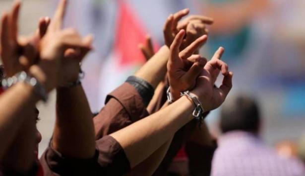 الأسرى الإداريين يواصلون إضرابهم عن الطعام