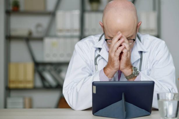 هل دمج أطباء من الخارج هو الحل لأزمة الجهاز الطبي؟