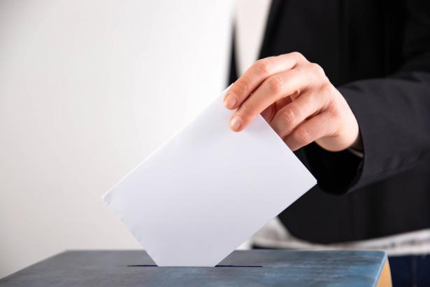 لجنة الانتخابات المركزية تقرر تشديد الإجراءات الخاصة بالحفاظ على نزاهة عملية الاقتراع