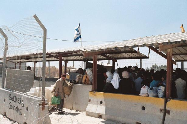 غانتس يصادق على إغلاق حاجزيّ الجلمة وسالم لمرور البضائع ومرور فلسطينيي الـ48 حتى إشعار آخر