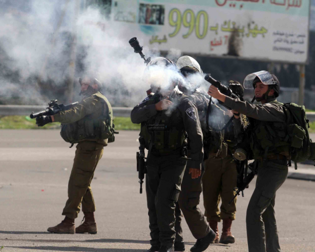 أصابة عدد من الفلسطينيين بحالات اختناق إثر مواجهات مع القوات الإسرائيليّة جنوب نابلس.