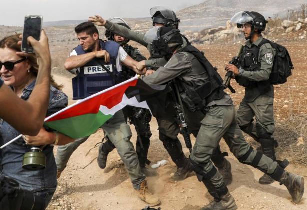 القوات الإسرائيليّة ترتكب نحوَ عشرينَ انتهاكا بحق الصحفيين الفلسطينيين خلال الشهرِ الفائت