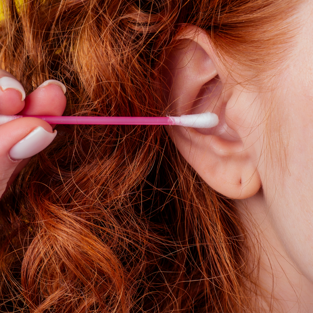 ما هي الطريقة المثالية لتنظيف الأذنين بشكل صحيح؟