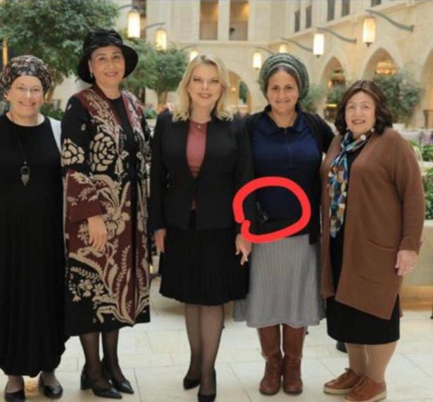 زوجة بن غفير تحضر لقاء زوجات رؤساء الائتلاف ومسدس على خصرها!