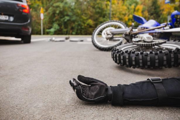حادث طُرق في مركز البلاد بين دراجة ناريّة وشاحنة يُسفر عن إصابة شاب (23 عامًا)
