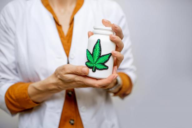 اعتقال أطباء بشبهة إصدار تراخيص لاستخدام القنب الطبي (كنابيس) بشكل غير قانوني
