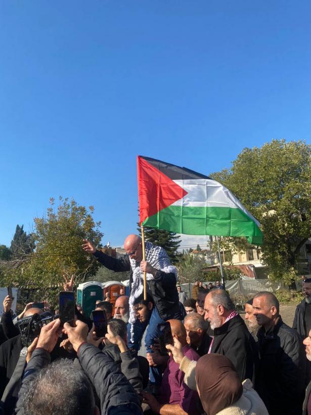 إلغاء تصاريح دخول لإسرائيل من مسؤولين فلسطينيين بعد زيارتهم الأسير المحرر كريم يونس