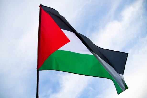 هل سيمنع رفع العلم الفلسطيني في البلاد؟