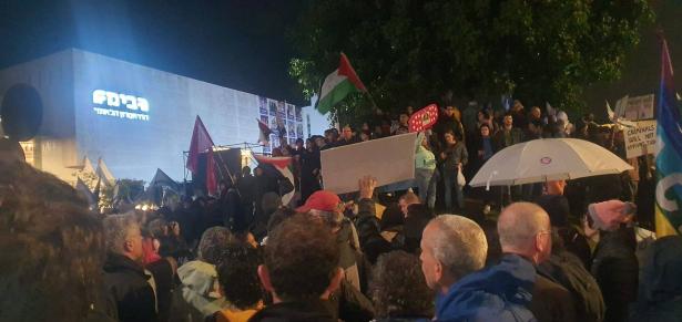اعتداء على متظاهر رفع العلم الفلسطيني في مظاهرة تل أبيب