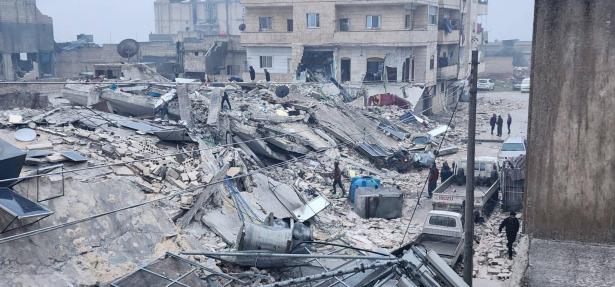 زلزال هائل في تركيا: مئات القتلى والمصابين