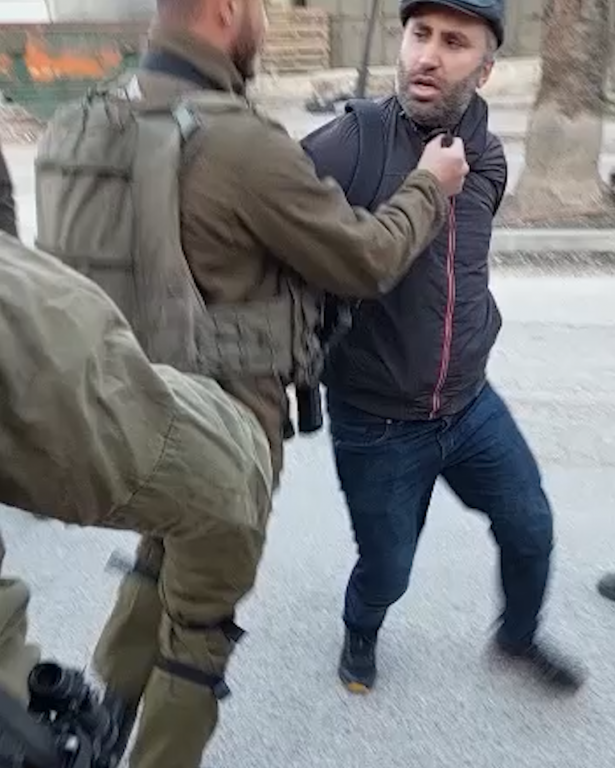 جندي يعتدي بالضرب على الناشط الحقوقي عيسى عمرو  في الخليل