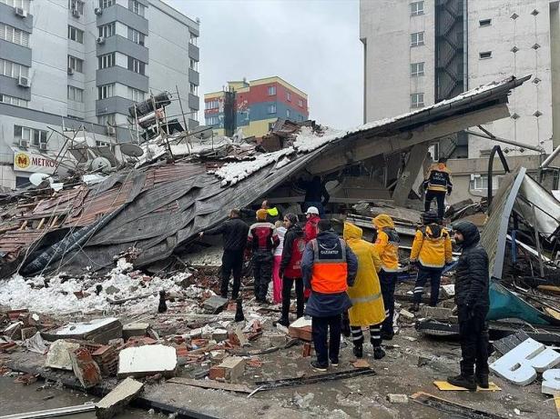 حصيلة ضحايا الزلزال في تركيا وسوريا تتجاوز 4300 قتيلا وأكثر من 15000 جريحًا