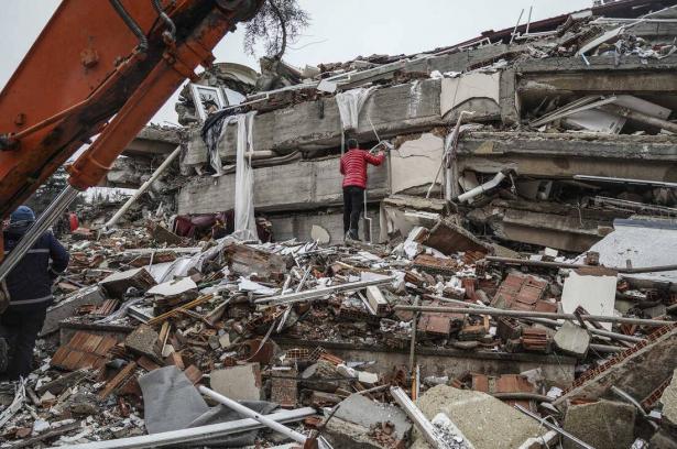 ضحايا الزلزال المدمر: توقعات بتجاوز عددهم الـ40 ألف قتيلًا حتى الان