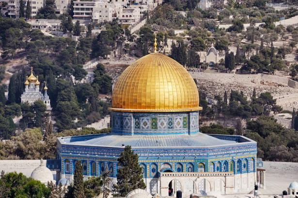 آلاف المصلين يحيون صلاة الفجر  في المسجدين الأقصى والإبراهيمي
