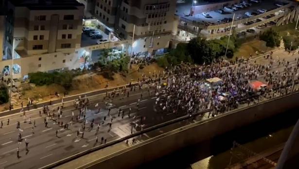 د. سليم عباسي ناشط سياسي تمّ اعتقاله امس في تظاهرة حيفا تحدث للشمس..