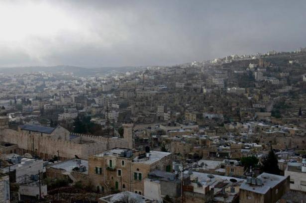الحيش الاسرائيلي يُغلق محال تجارية في الخليل تمهيدًا لاقتحام المستوطنين