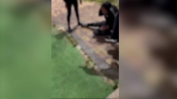 الاعتداء على طالب (16 عامًا) واعتقال المُعتدين عليه بعد نشرهم لتوثيق التنكيل به
