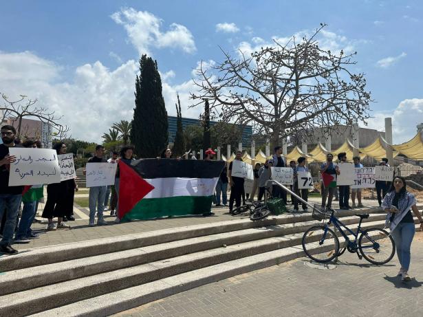 بالصور | وقفة طلابية في جامعة تل أبيب ضد الجريمة والعنف وهدر الدم العربي