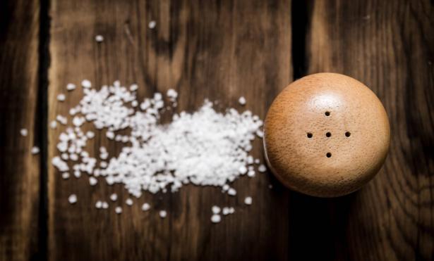 الملح، ما فوائده واضراره وما الكمية المثالية لتناولها حسب احتياجات الجسم والحالة الصحية؟